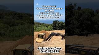 Terrassement sur un terrain pour la construction d’une maison écologique en Corse à Ajaccio