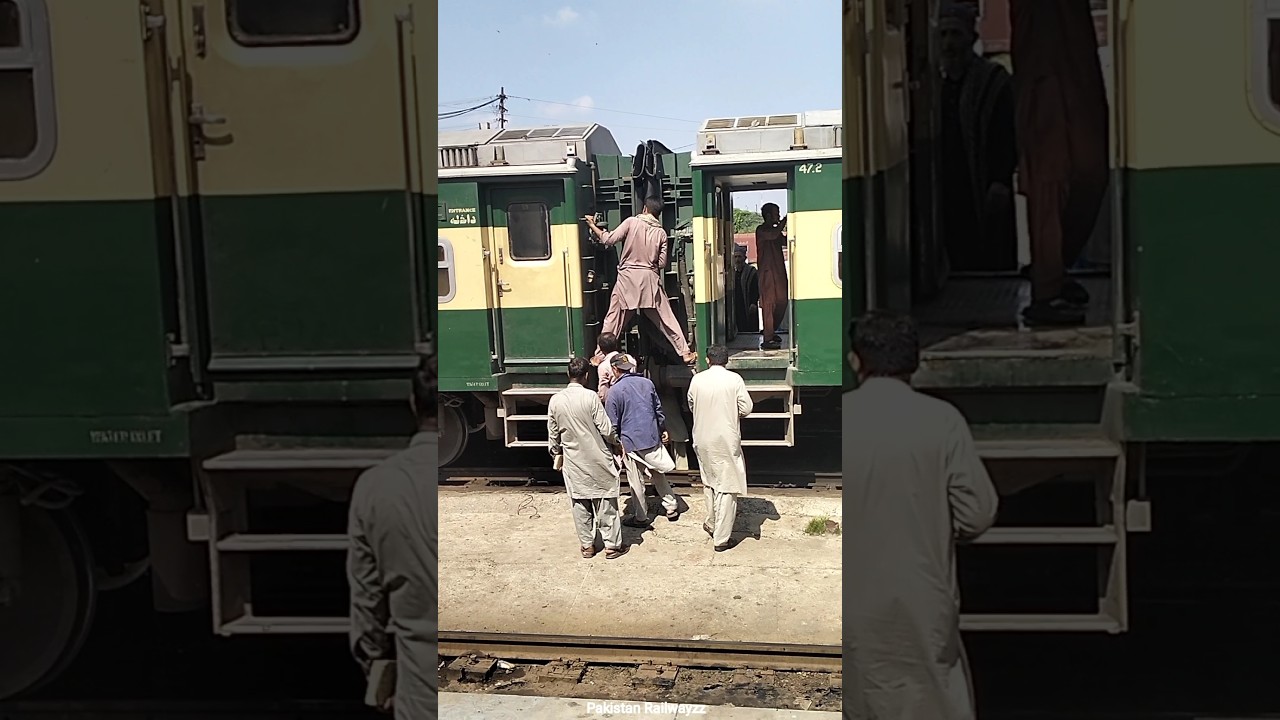 Coaches Attach with Tezgam Express 8DN at Lahore Railway station 