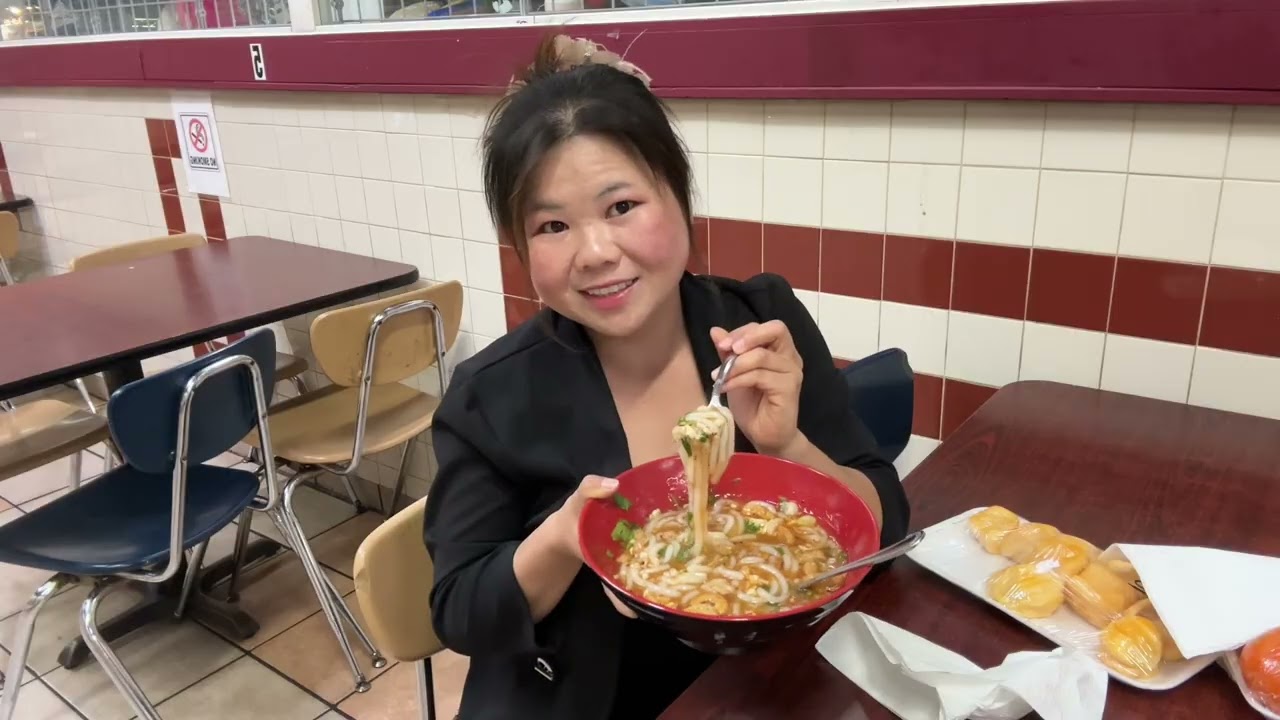 Nrog kuv noj qhaub piaj qab heev li nyob Hmong Village Minnesota September 4, 2025