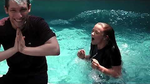 Richtig oder in den Pool gezogen werden😅💦 mit Julia Beautx und Julien Bam