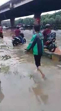 Abang Grab Kecebur Got Saat Banjir