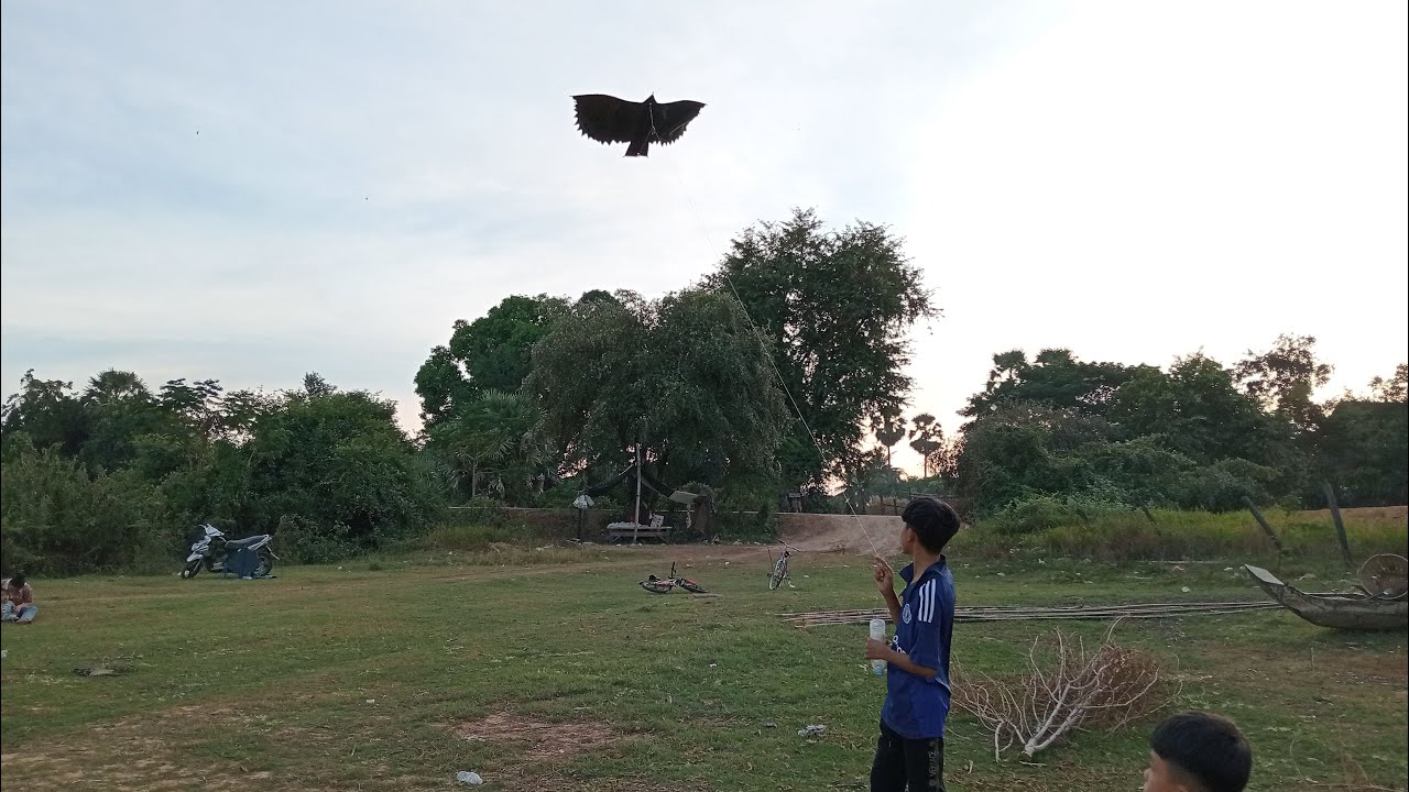 |5 Simple Steps to Create an AMAZING Eagle Kite for Countryside Kids|,របៀបធ្វើខ្លែងឥន្រ្ទី