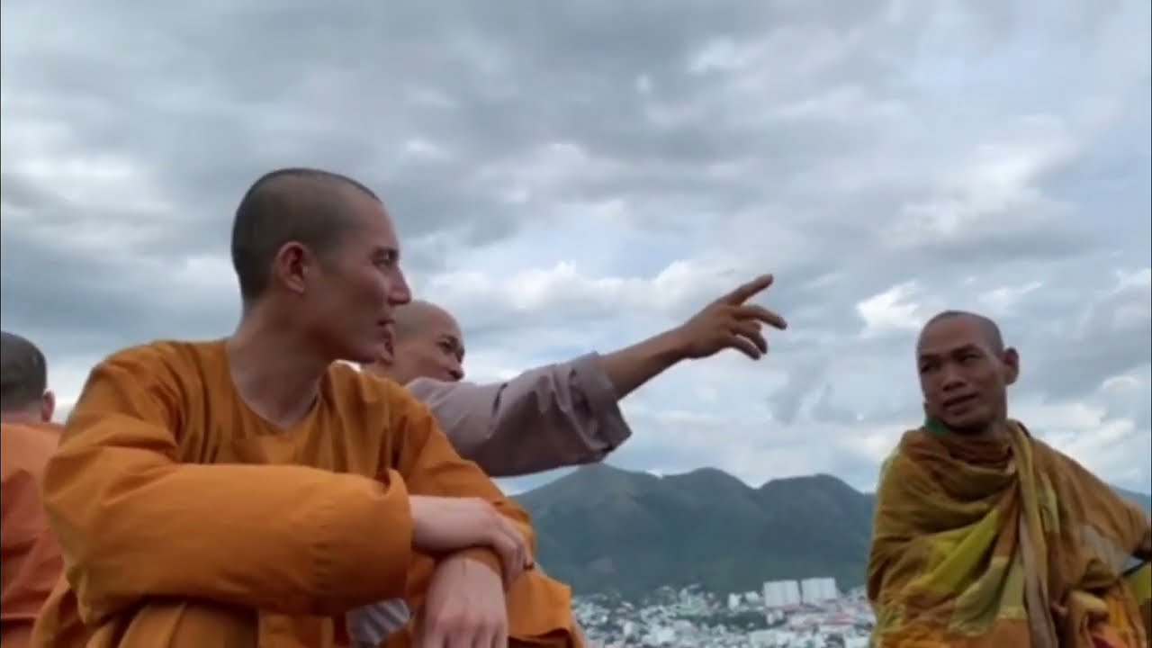 Các Thầy Tu Tập Tại Núi Sạn TP.Nha Trang