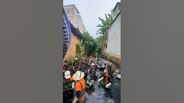 Ngâm mình dưới dòng nước đen kịt, vớt rác bảo vệ môi trường 🤢 #saigonxanh #cleanup