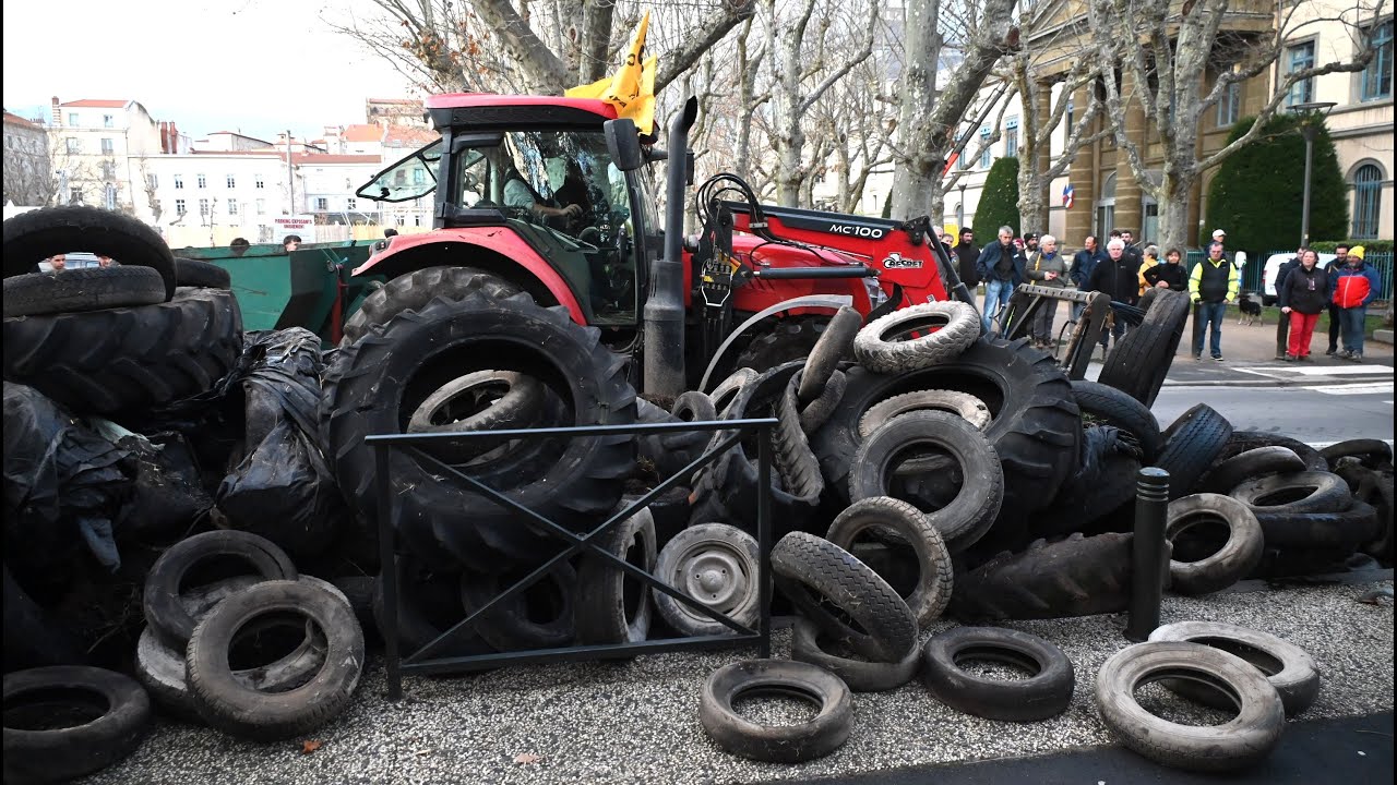 Manifestation d'agriculteurs devant la préfecture du Puy-en-velay
