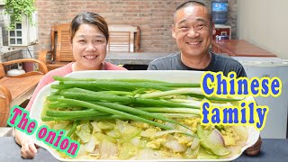 中国生活 | 洋葱炒鸡蛋, 还有自己家种的大绿葱 中国菜 中国乡村 中国家庭 chinese food ,Chinese life [ 美食Vlog ]