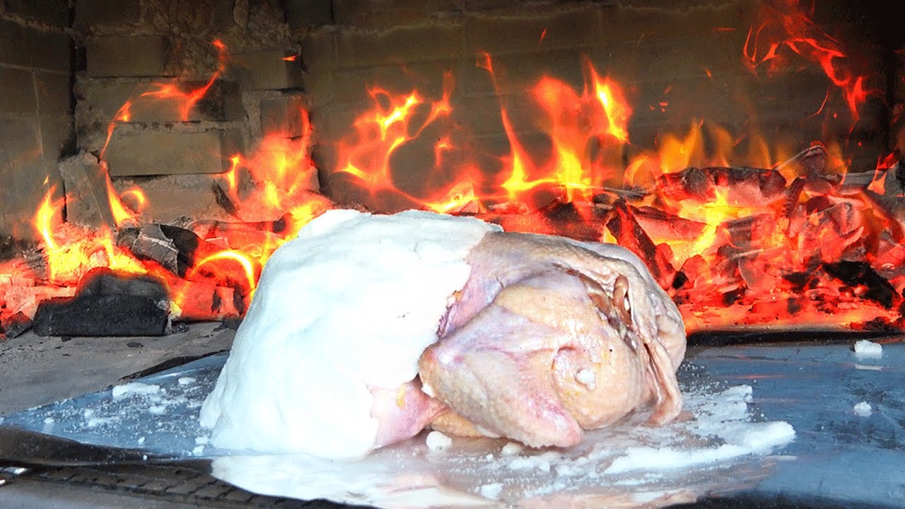 【塩釜焼き】丸鶏を手に入れたのでピザ窯使ったら超ジューシー！