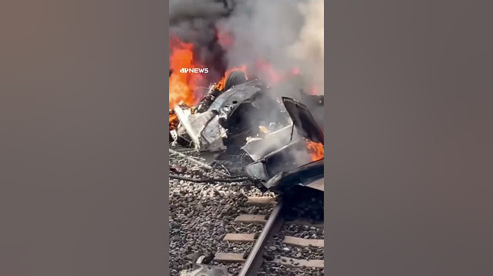 Avião de pequeno porte cai, mata três e fere motorista na Flórida #shorts