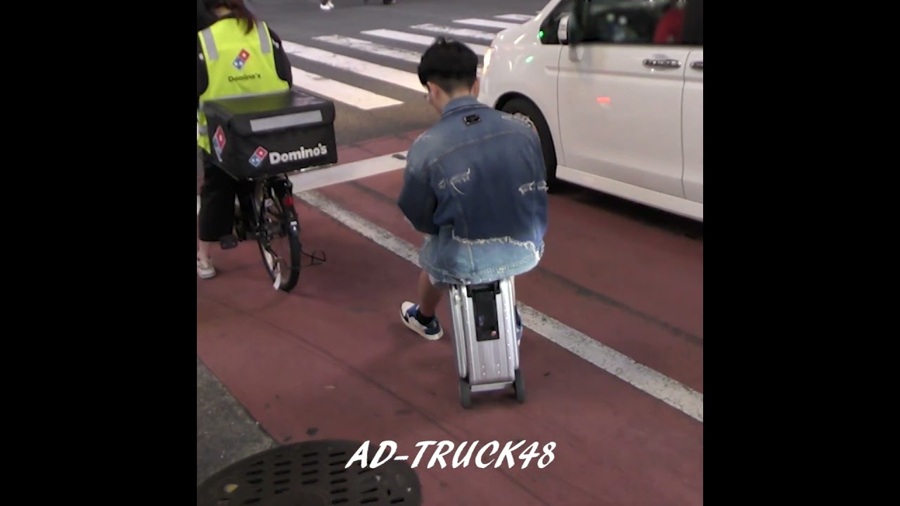 何でもアリ？これが乗ったまま楽に移動できる電動スーツケース？