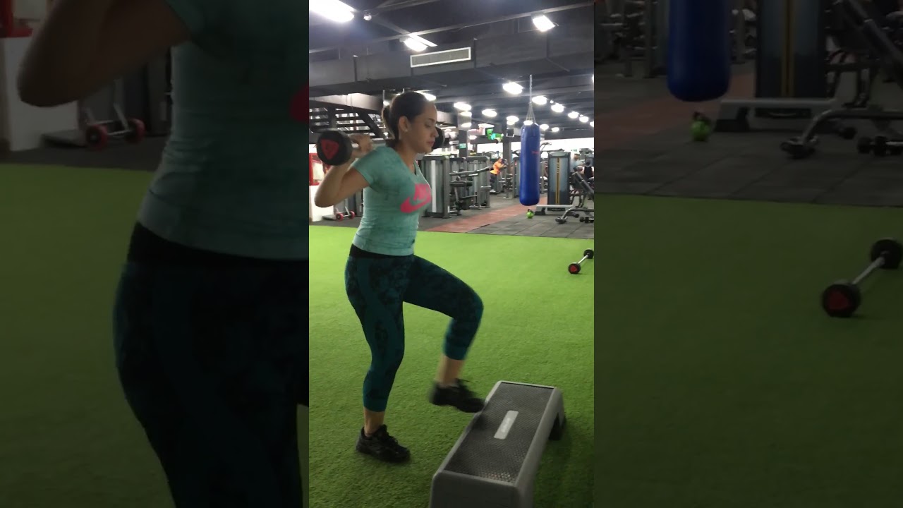 Fortalecimiento de cuádriceps con step y barra lizzie velasquez