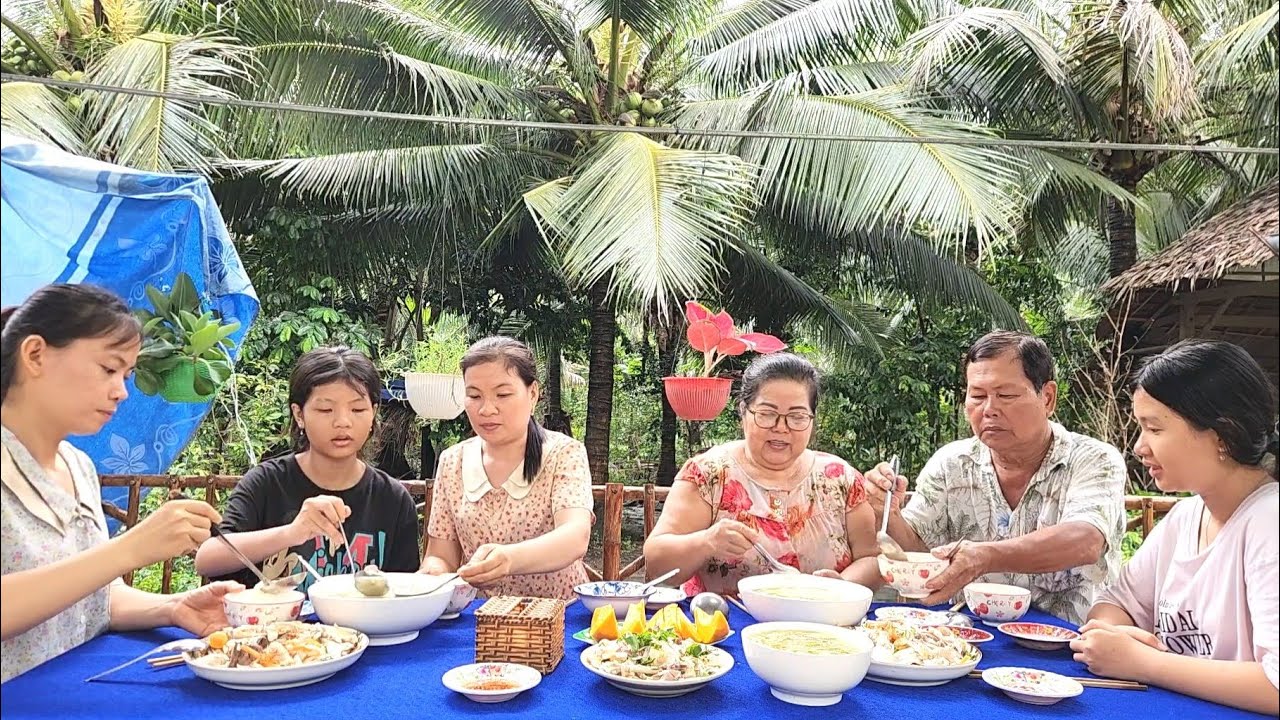 Ấm Lòng với Nồi Cháo Gà Nấm Mối Gỏi Chuối Cây Ăn Lúc Trời Mưa Bão | TKQ & Family T2097