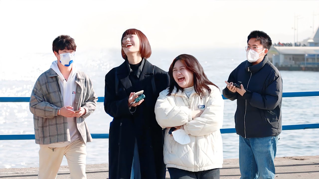 When Girl is Asked for Number by Two Men in a Row | Prank “这是怎么了？”连续被两个男生要电话，小姐姐疑惑的样子太可爱了