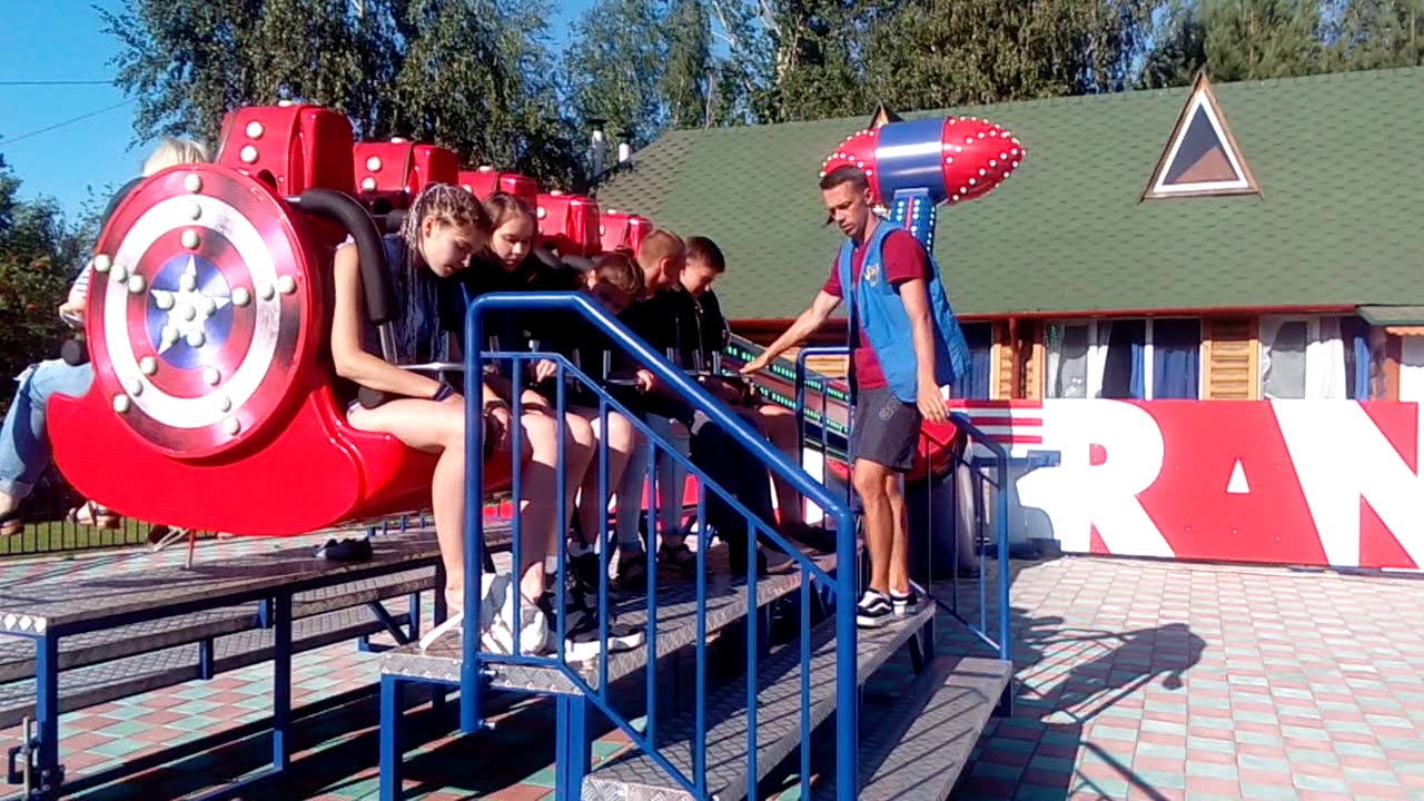 Аттракцион в сормовском парке Аттракцион в сормовском парке