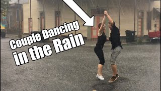 Couple Dancing in the Rain - Original Resimi