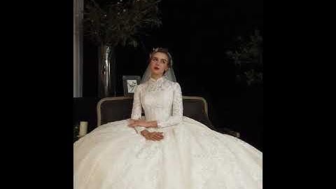 Váy cưới ren tay dài cổ điển, kín đáo