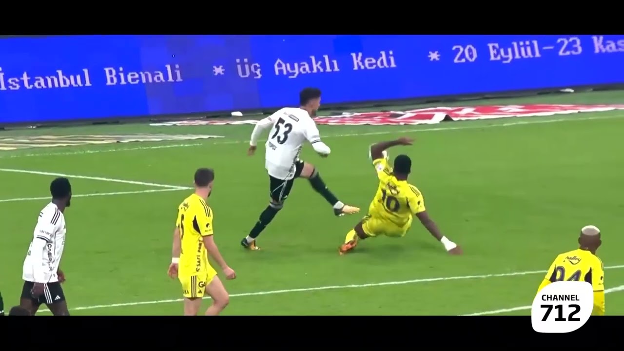 It's FENERBAHCE VS BESIKTAS at the Turkish Super Lig