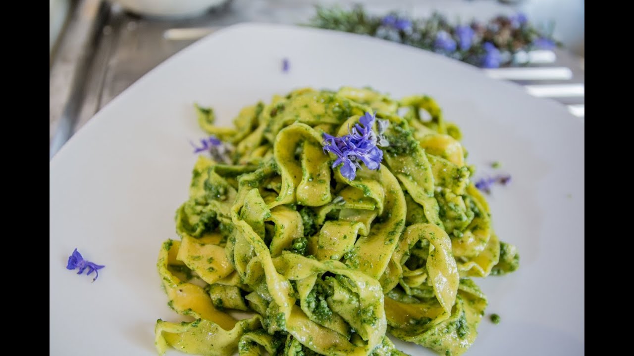 Brodo matto - tagliatelle al pesto di ortica - YouTube