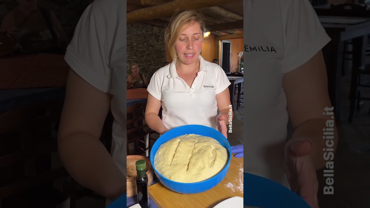 Madre e figlie preparano dei panini siciliani mai visti prima con la maidda