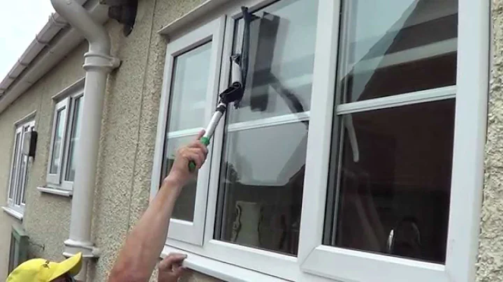 Window cleaning tips - Wagtail's "Erkenomic" tip in action.