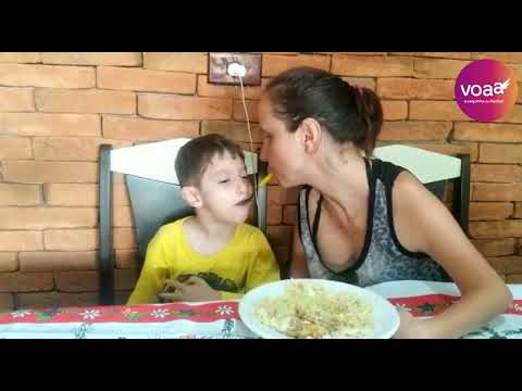 Graças a vaquinha, mãe com atrofia grave que alimenta filho com a boca vai ganhar uma casa nova 6 Graças a vaquinha, mãe com atrofia grave que alimenta filho com a boca vai ganhar uma casa nova 3