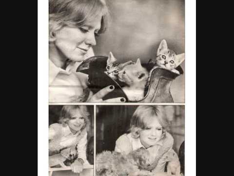 在 YouTube 上觀看「Rita Pavone-  The boy most likely to succed」