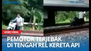 Pengendara Motor Terjebak di Tengah-tengah Dua Rel Kereta Api