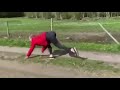 Viral: Mujer que se cree caballo y salta vallas en “cuatro patas”