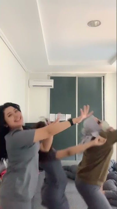 kelihatan celana nya