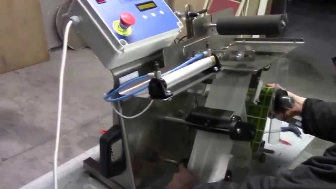 Etichettatrice semiautomatica adesiva (fase di caricamento bobina etichette)