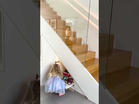 Ordentlicher Eingangsbereich? Wie wäre es mit einem Schrank unter der Treppe? ❤️ #eingangsbereich
