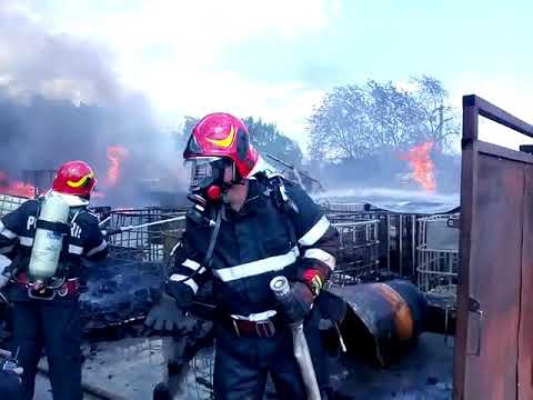 Incendiu violent la Râmnicu Vâlcea. Un depozit de materiale de construcții, cuprins de flăcări. O fe