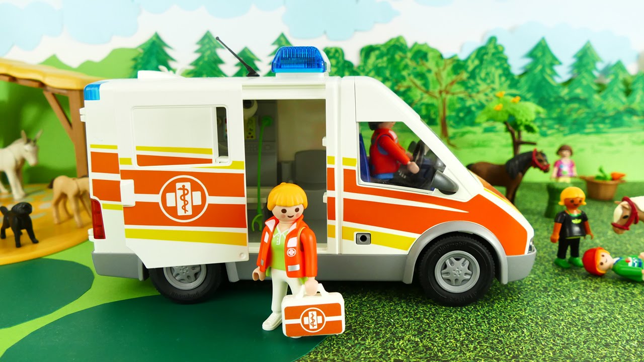 Playmobil Ambulance at Pony Farm Krankenwagen Film 