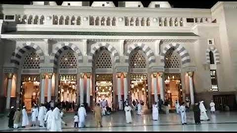 ياسين الطاهري المغربي يقرأ أمام مسجد الرسول صلى الله عليه وسلم ما تيسر من سورة الحديد