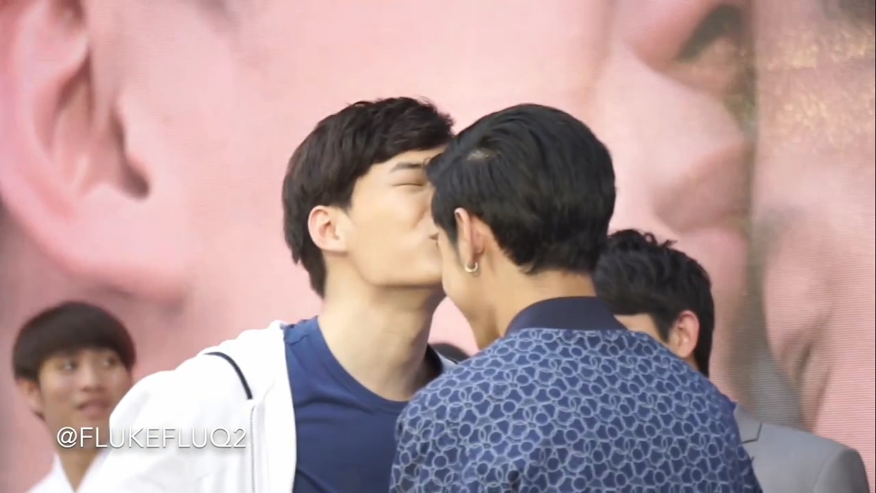 170205 คริส พีรวัส + สิงโต ปราชญา‬ ‪#SotusTheSeries - จุ๊บเหม่ง 😘 @ Siam Square One #ทีมพีรญา‬