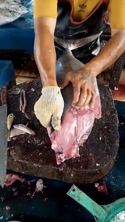 One - pull tuna skin trick that went viral! #shorts #knifeskills #fishcutting #tuna