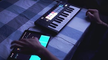 IPad + Launchkey Mini live looping performance in Groovebox / 01-06-2021