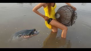 Amazing fishing at Battambang - people fishing in Cambodia - How to Catches fish (Part 228)