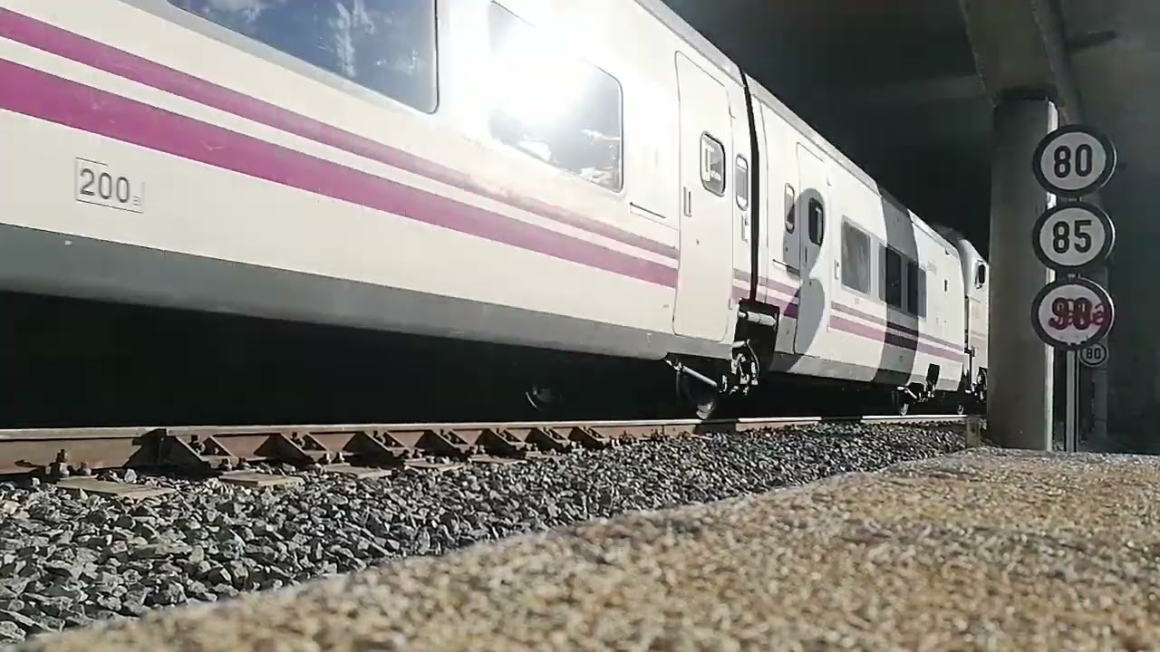 tren intercity a su pasó por el puente del río Almonte pantano de Alcántara
