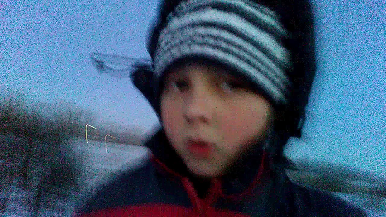 Скатывается с горки - YouTube