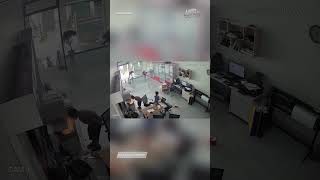 Máy photocopy bốc khói mù mịt vì pha nghịch dại của hai thanh niên nghỉ hè.
