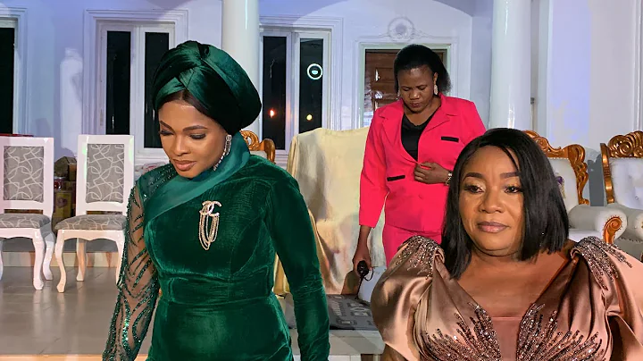 QUEEN DR TEMITOPE OGUNWUSI BEAUTIFULLY WELCOME OSUN STATE DEP GOV WIFE OLUSOLA AT AWARD NIGHT.