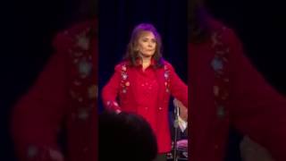 Loretta Lynn Chrystal Gayle, & Peggy sue sing Coal Miners Daughter