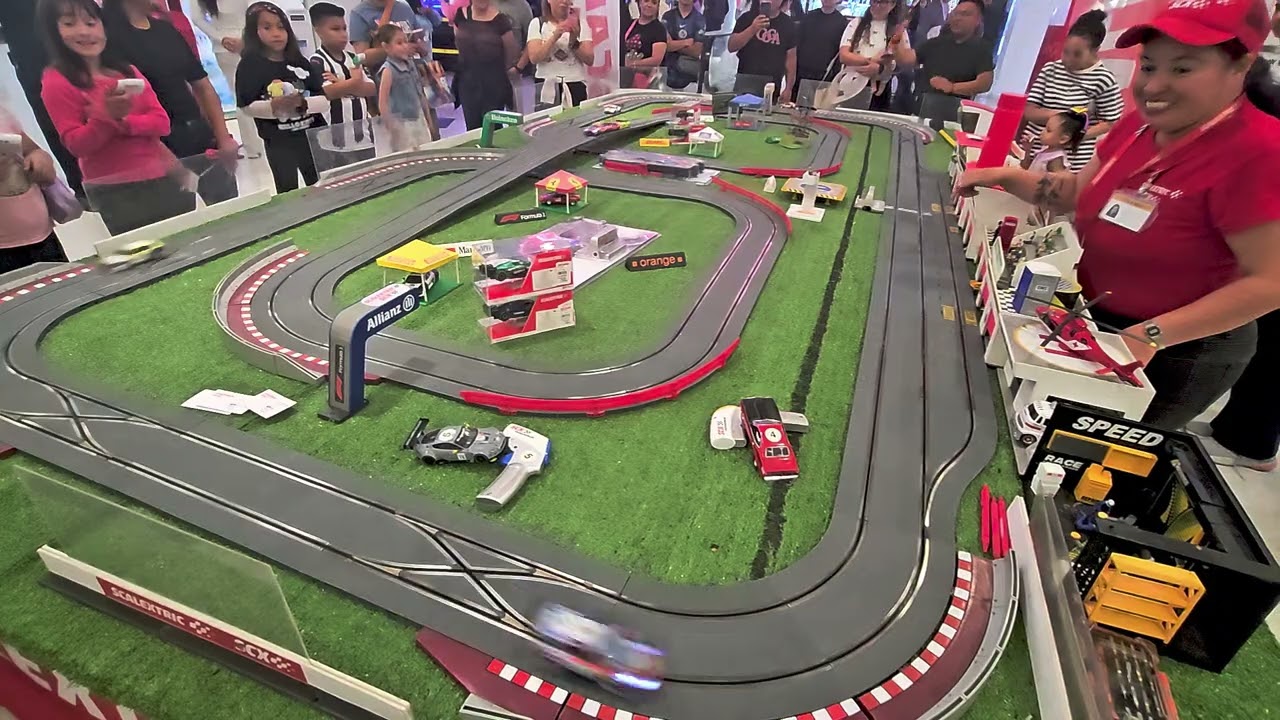 Pista Scalextric_SCX Advance Digital jugando 7 coches simultáneamente este momento.