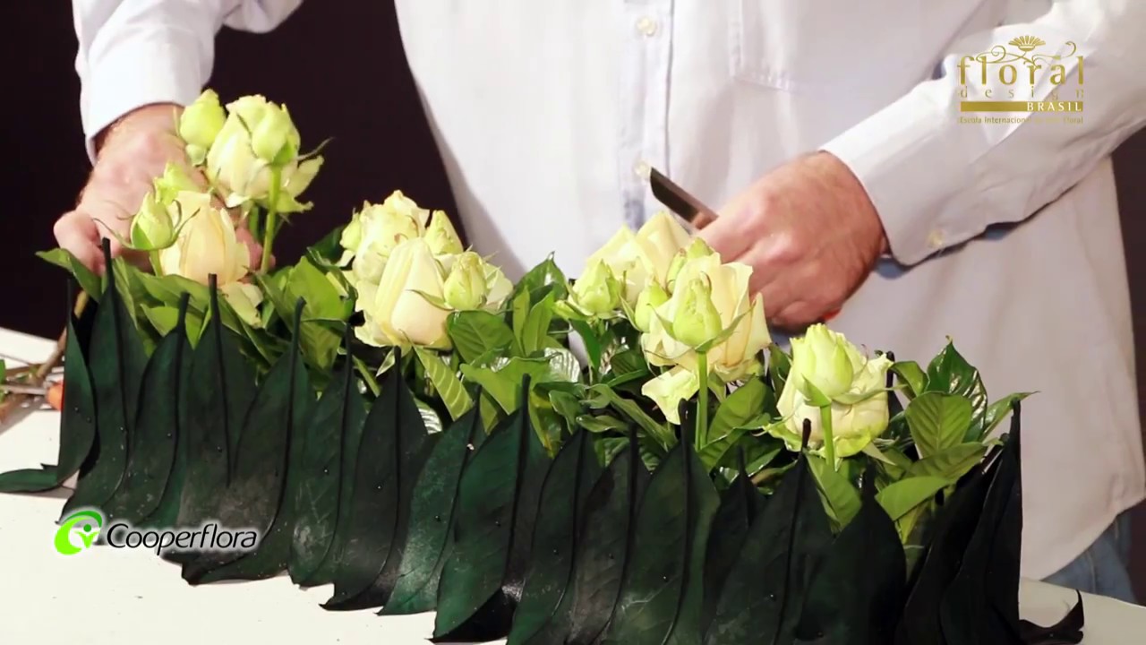 Arranjo de flores com rosas e folhas de magnólia desidratadas