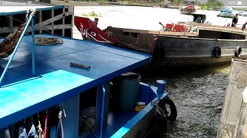 Xà lan  vượt cống 7 cửa khá nguy hiểm và kịch tính