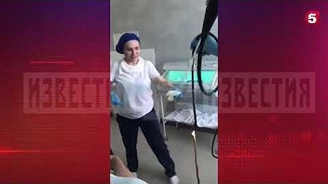 Kinh dị nhìn cô gái bị rắn chui vào miệng khi nằm ngủ ở gốc cây