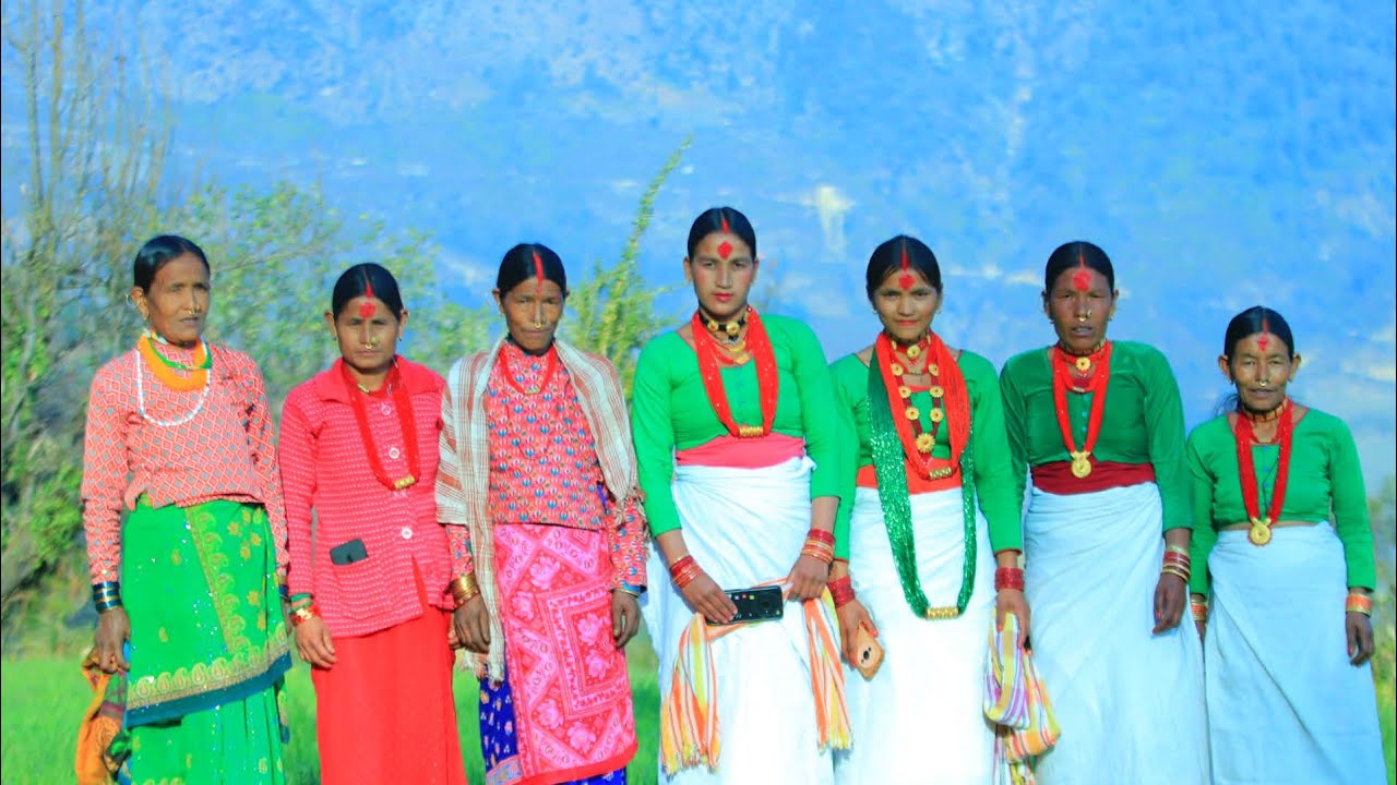 सुदूरपश्चिमा प्रचलित आफ्नै भेषभूषामा देउडा गीत 