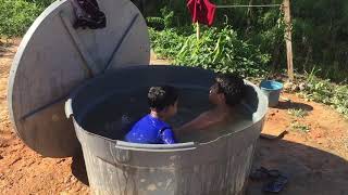 Isaac E Gabriel Tomando Banho Na Caixa Dágua