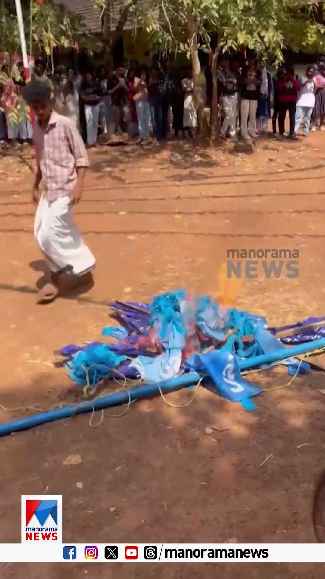 ‘ഇനി ഈ ക്യാംപസിൽ കെ.എസ്.യു വേണ്ട’; കേരളവർമ കോളജിൽ കെ.എസ്.യുവിന്റെ കൊടിതോരങ്ങൾ കൂട്ടിയിട്ട് കത്തിച്ചു
