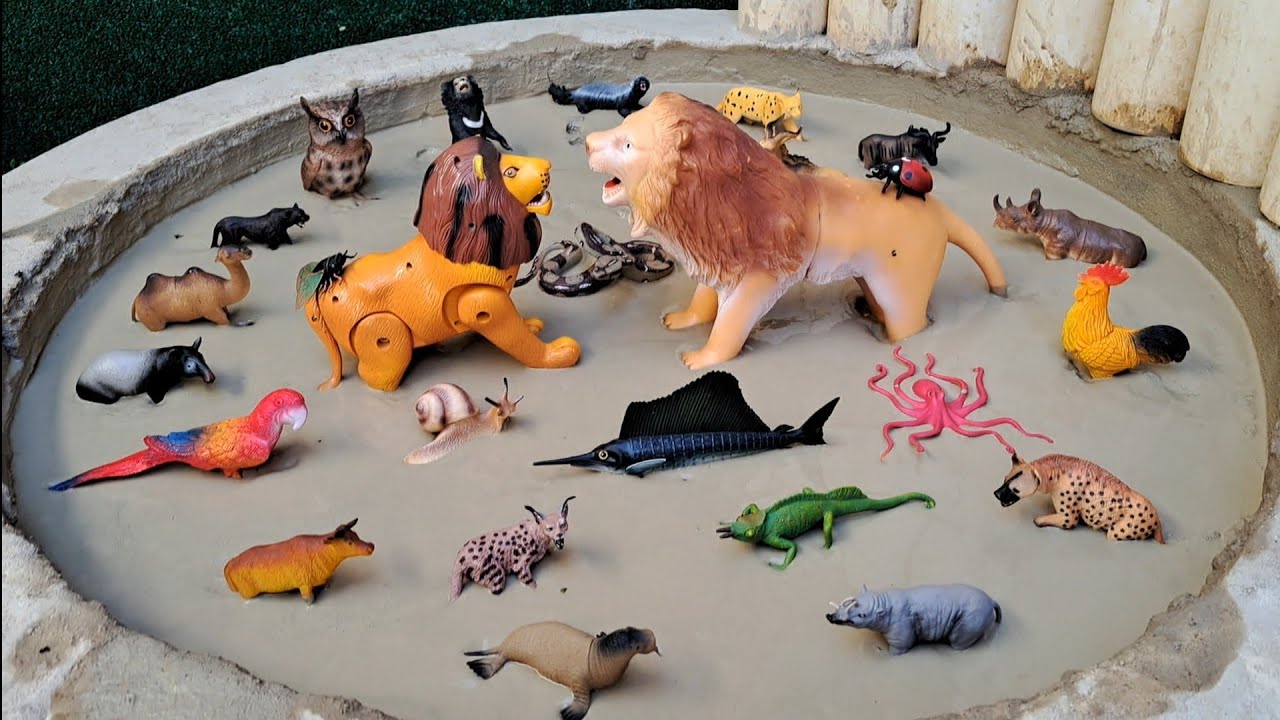 Animais de Plástico Presos na Lama Camelo Rinoceronte Boi Galo Urso Negro Cobra Hiena Gnu Pantera 